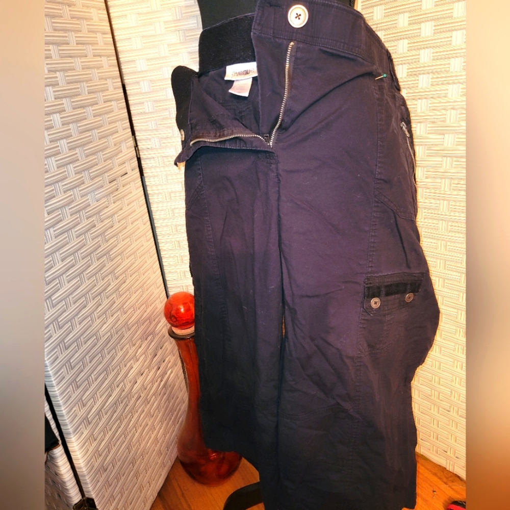 Avenue 20w Black Cargo Wide Leg Capri